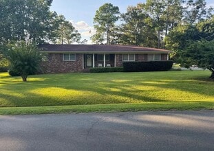Building Photo - 3 Bed 2 Bath Brick Home - Move In Ready
