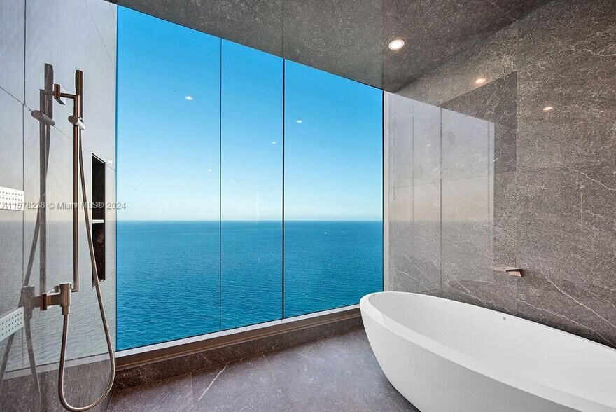 Building Photo - 17901 Collins Ave