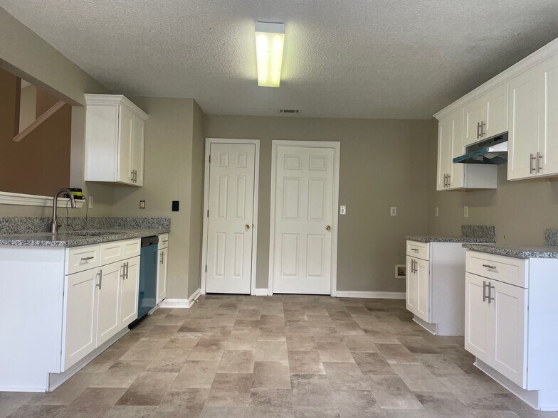 Building Photo - 6350 Klondike River Rd