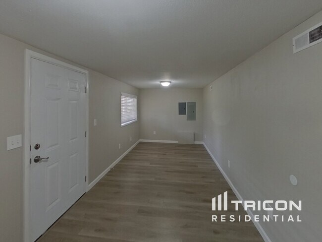 Building Photo - 4201 NE 51st St