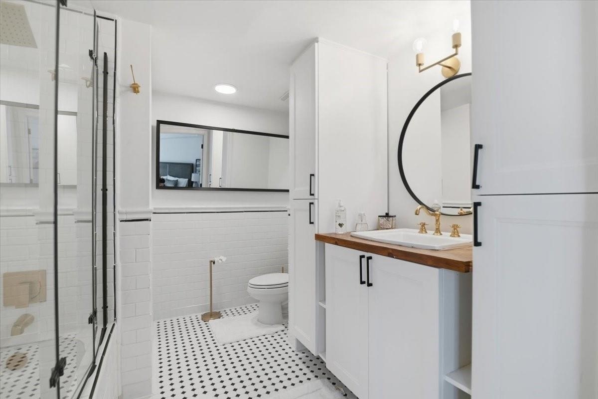 Building Photo - 350 S Miami Ave