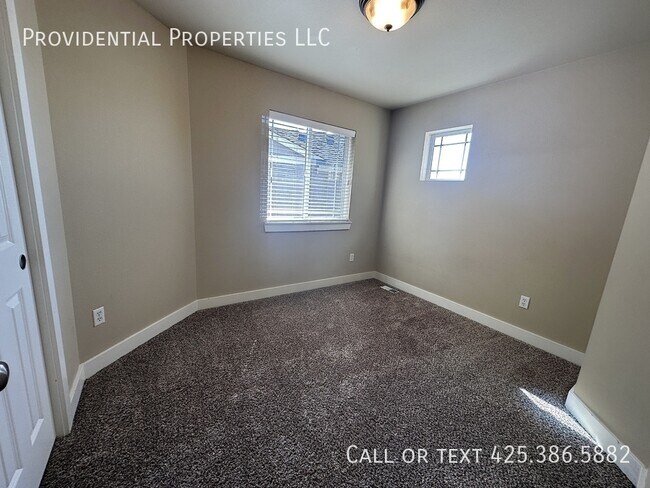 Building Photo - 9720-9186 186 St E