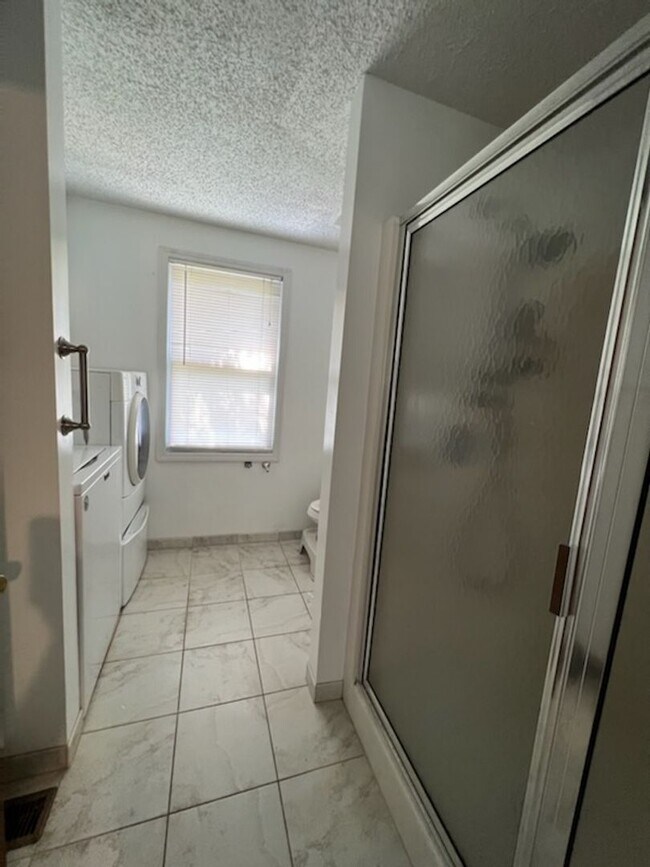 Building Photo - West Asheville Rental