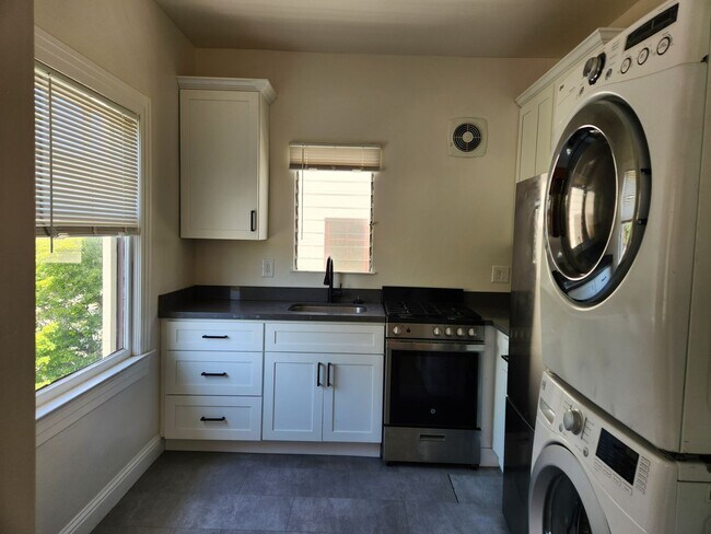 Building Photo - College Ave Apartment for Rent