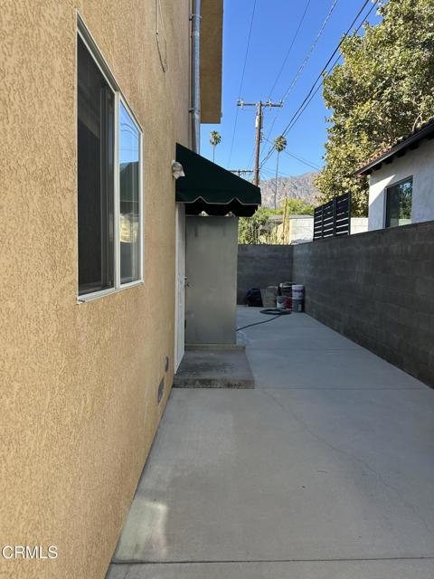 Building Photo - 1562 N Hill Ave