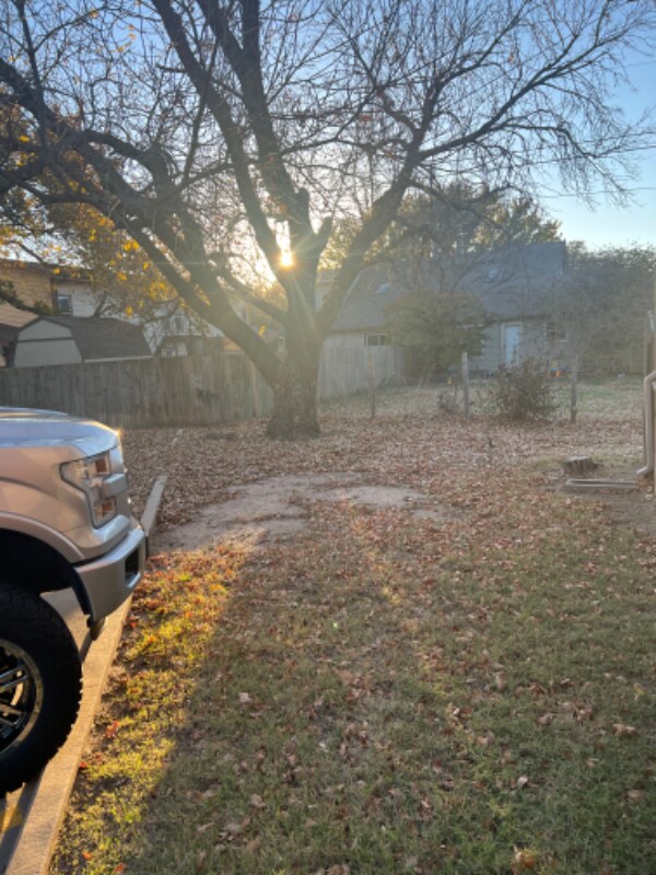 Building Photo - 615 S Mt Carmel St