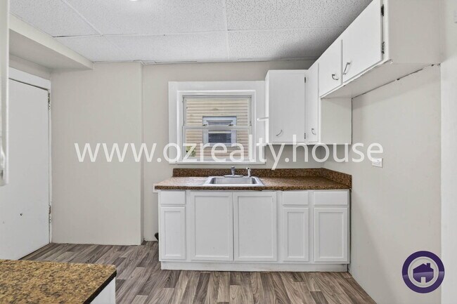 Building Photo - 3725 Hoiles Ave
