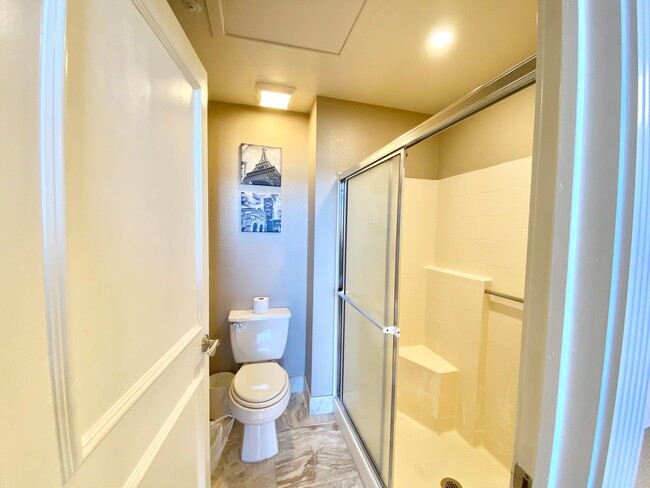 Building Photo - Meridian 2 BDR /2 BATH TOP FLOOR Luxury Co...