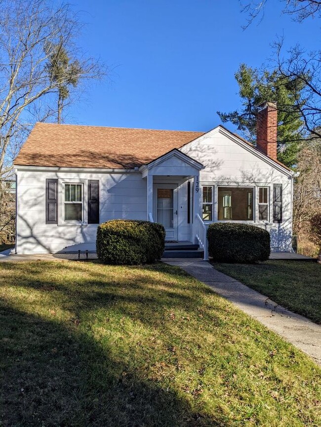 Building Photo - Beautiful Asheville Rental in the Malvern ...