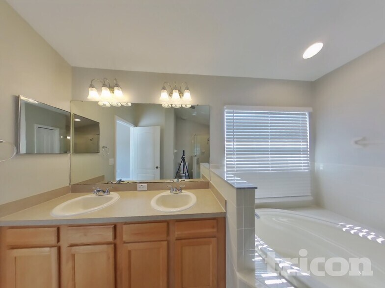Building Photo - 3921 Langdrum Dr