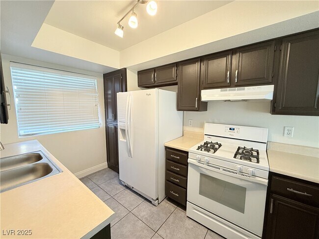 Building Photo - 764 Lawrence Dr