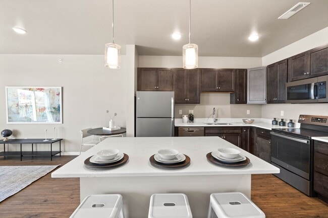 Building Photo - Spacious 1-Bedroom/1.5-Bath, unit 105, available 5/1/2026