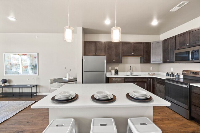 Building Photo - Very Large/Spacious 1-Bedroom/1.5-Bath, unit 104
