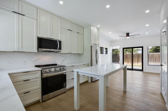 Building Photo - 2530 Steck Ave