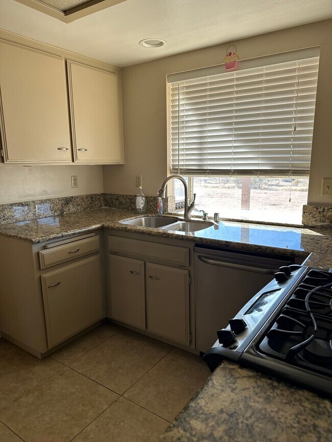 Building Photo - For Rent - Cozy 3 Bed, 2 Bath + Den