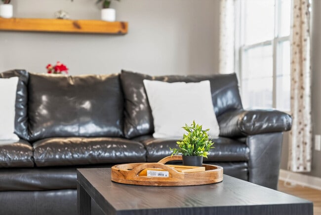 Building Photo - 1961 Creek Bank Dr