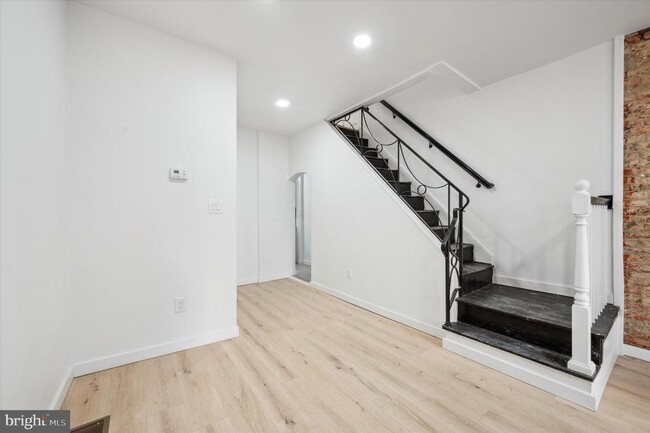 Building Photo - 1853 Tulip St