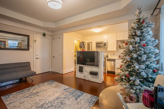 Building Photo - Lovely Studio Condo Unit in Columbia Heights!