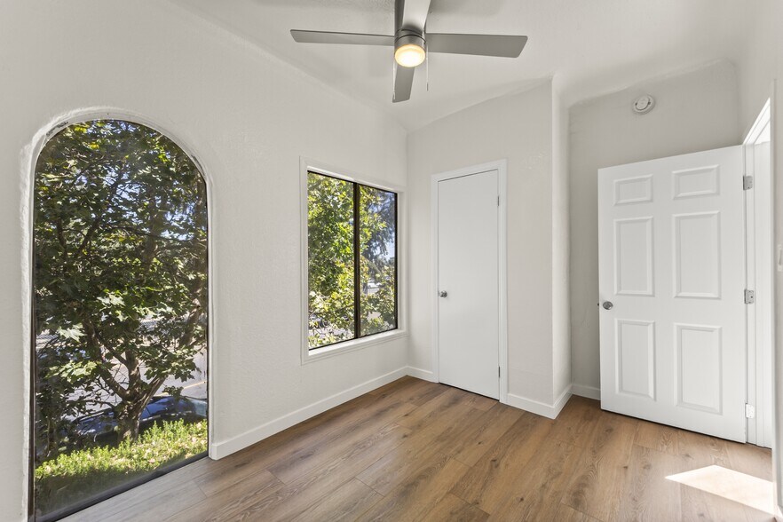 Building Photo - 5391 Huntington Dr N