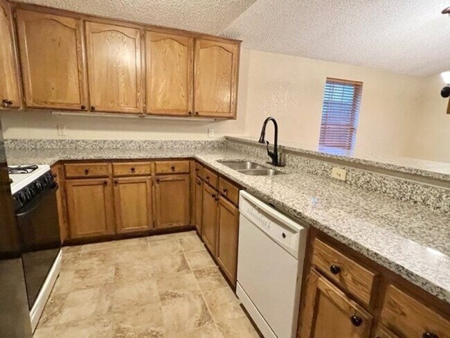 Building Photo - Updated 3-bed 2-bath 2-car in SW Moore