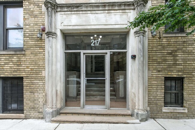 Building Photo - 217 44th St