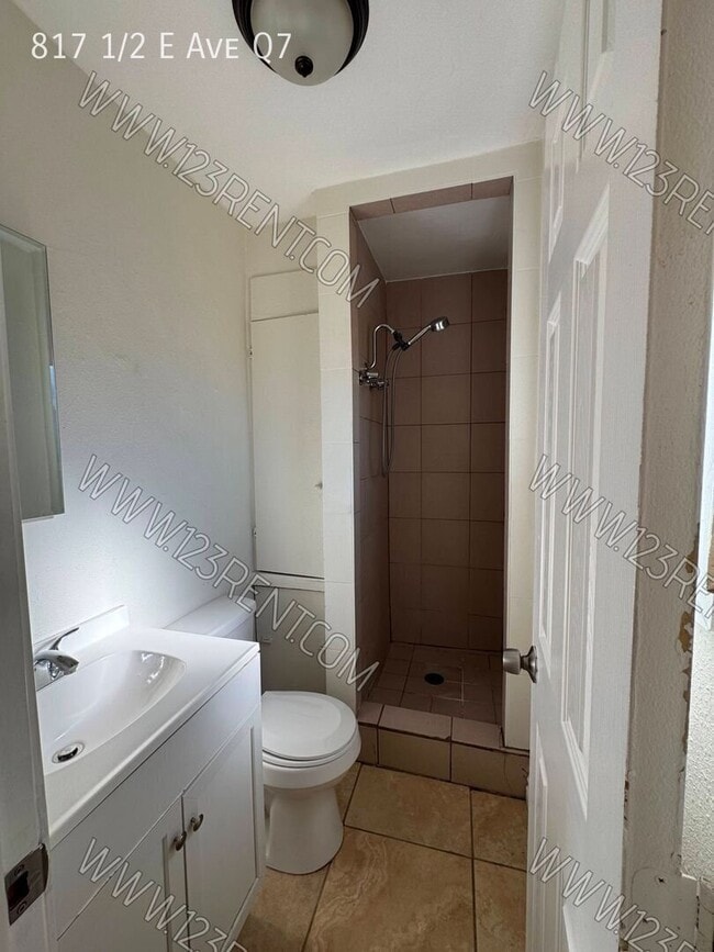 Building Photo - 817 1/2 E Ave Q7-