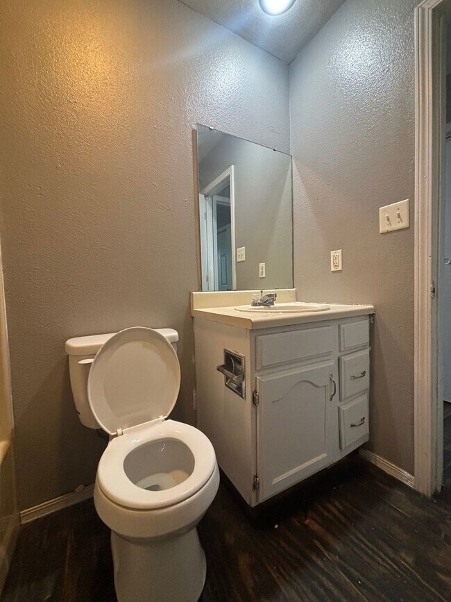 Building Photo - Beautiful 2 bedroom 1 bath 1 car garage