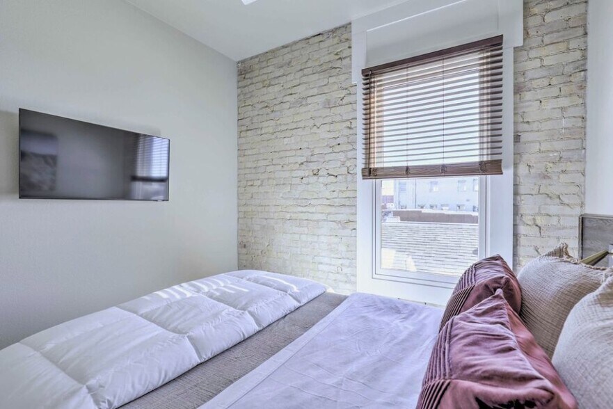 Building Photo - 118-120-120 N LBJ Dr