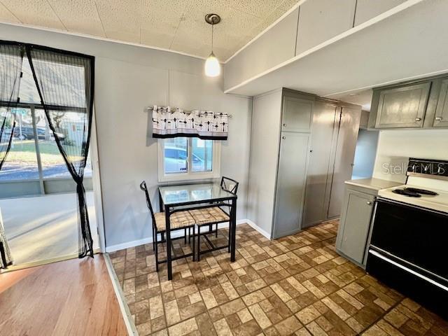 Building Photo - 825 Oakwood Dr