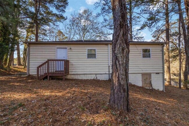 Building Photo - 2361 Swallow Cir SE