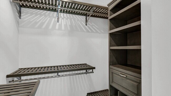 Building Photo - 4447 Connaught Dr E