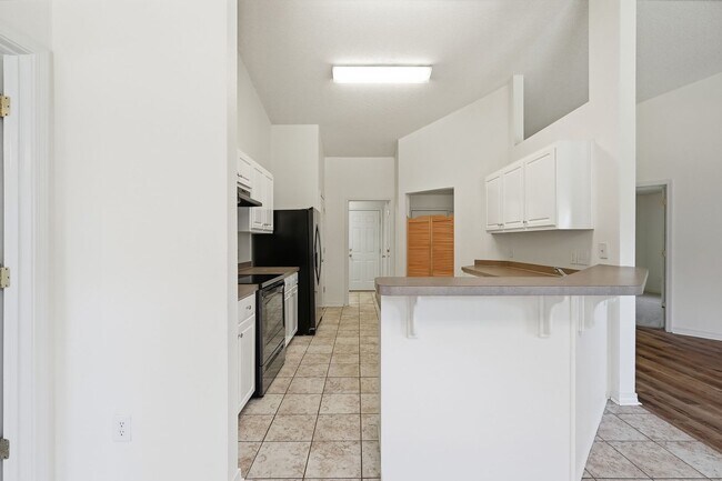 Building Photo - 2030 Hawthorne Dr