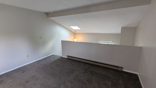 Building Photo - 819 Kerns Dr NE