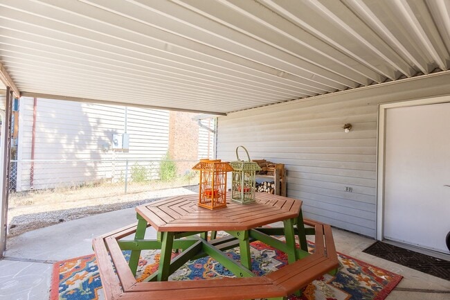 Building Photo - Central Single Family Home