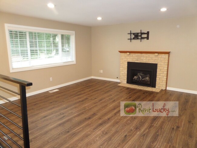 Building Photo - Stunning and LARGE Remodeled 3-Bedroom Hom...