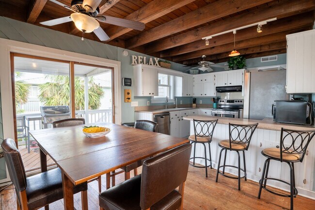 Building Photo - TIME TO SECURE YOUR BOATER'S PARADISE FOR THE FALL OF '25-SPRING OF '26