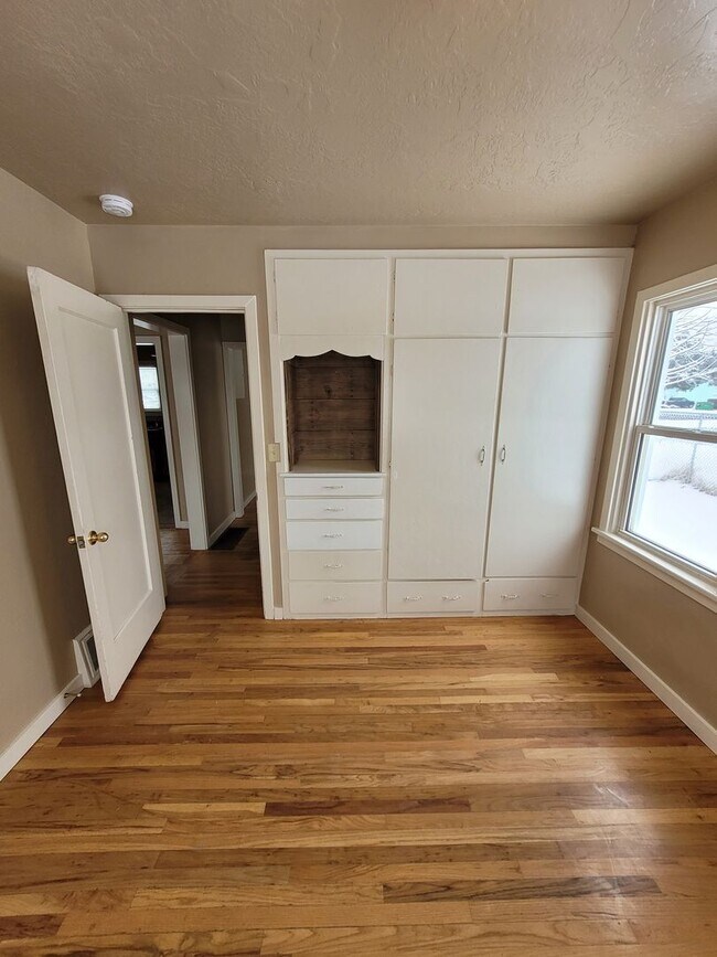 Building Photo - 305 S Meridian Rd