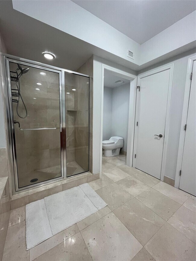 Building Photo - 2650 Lake Shore Dr