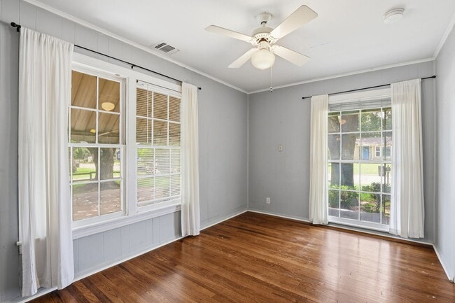 Building Photo - Great in Granbury