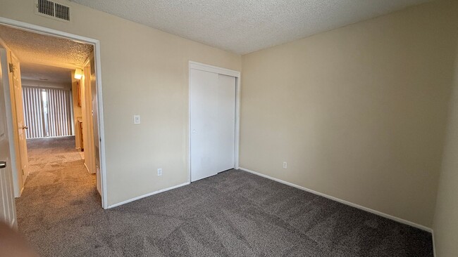 Building Photo - 2 Bedroom 1 Bathroom Apartment in Aurora