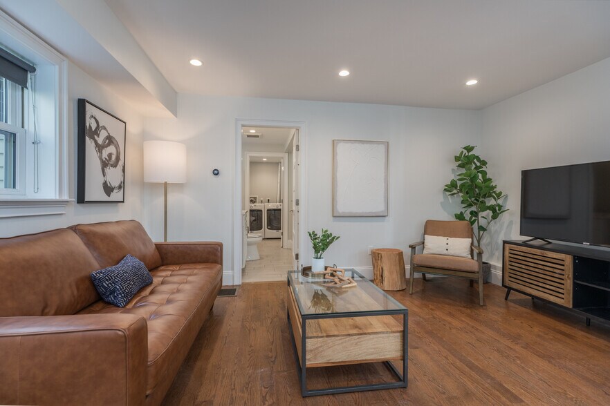 Building Photo - 121 Centre St