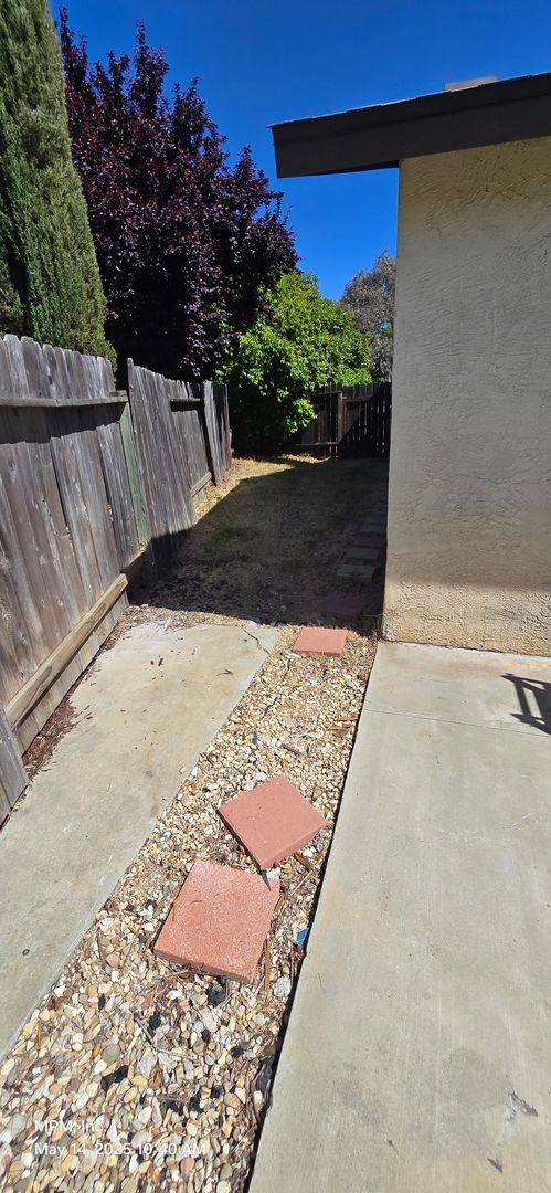 Building Photo - 4 Bedroom 2 bath home with 2 car garage, y...