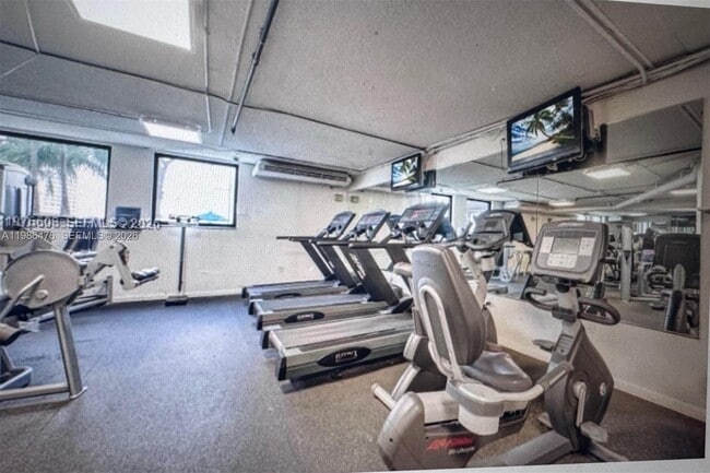 Building Photo - 999 Brickell Bay Dr