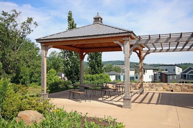 Building Photo - Beautiful, Custom-Built Pet-Friendly Lochlyn Hill Home
