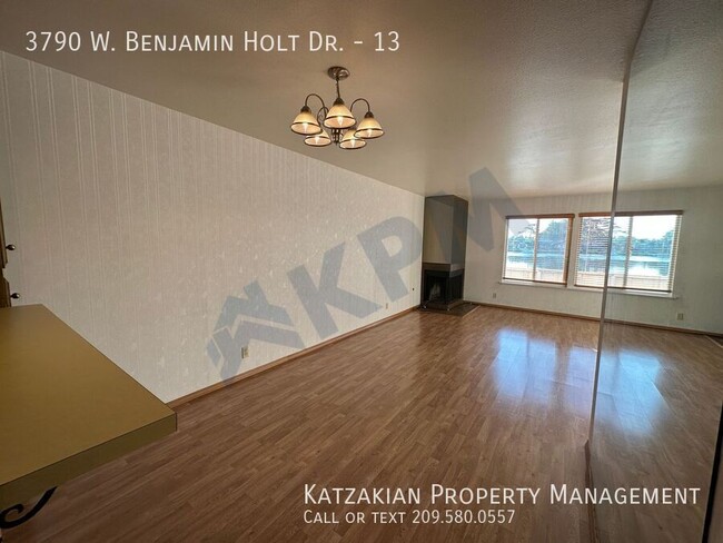 Building Photo - Downstairs Lakefront 2-Bedroom 2-Bath Nort...