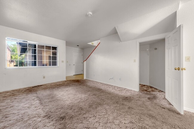 Building Photo - One car garage Townhouse