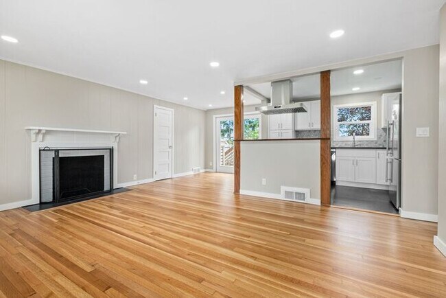 Building Photo - Air Conditioned Columbia City Bungalow