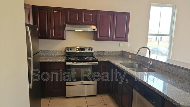 Building Photo - 2812 Spain St