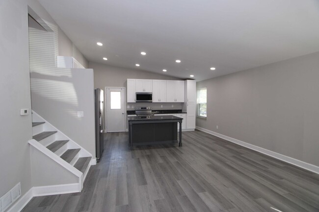 Building Photo - Stunning Remodeled 4 Bed 2 Bath Home