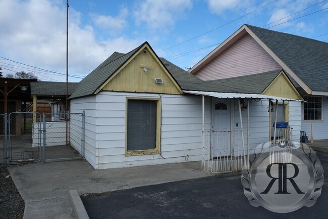 Building Photo - 2 Bedroom Home Across from the Yakima Coun...